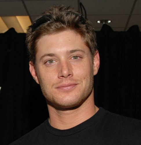 Jensen Ackles (pose cool)